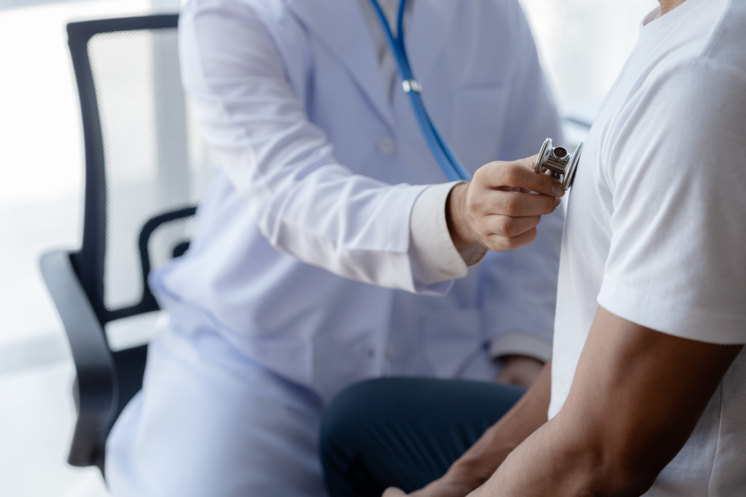 Doctor are recommending medicines to patients after being examined and diagnosed by the patient's doctor, the concept of treatment and symptomatic medication dispensing by the pharmacist.