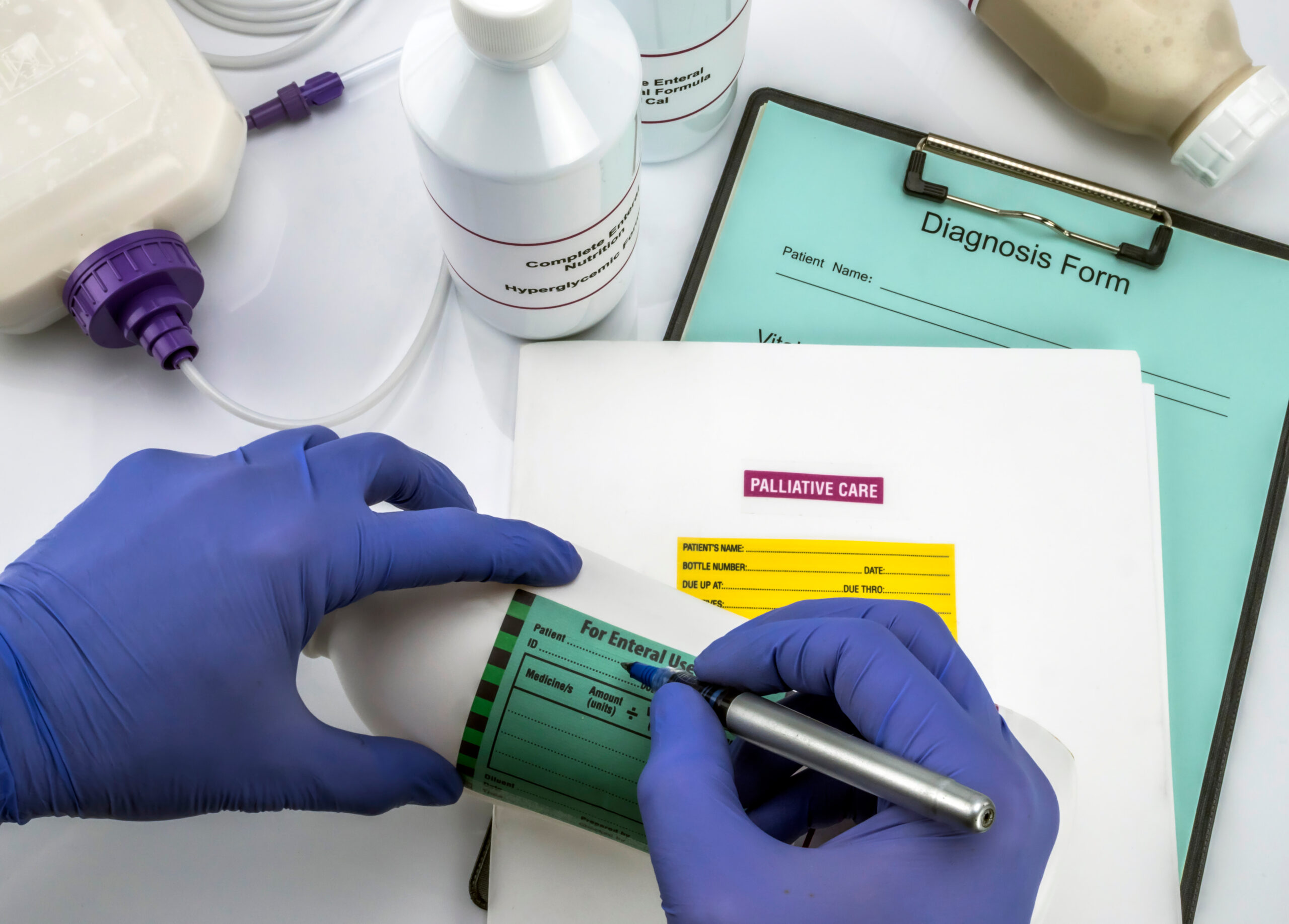 nurse-writing-data-sick-enteral-nutrition-palliat-2026-01-11-09-39-14-utc